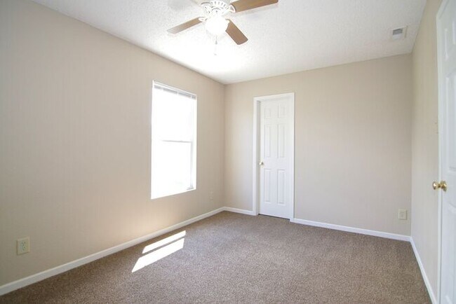 Building Photo - LOVELY 3 BEDROOM, 2.5 BATHROOM HOME IN DESIRABLE NOBLESVILLE!