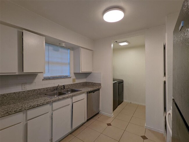 Building Photo - 12224 Ormandy St