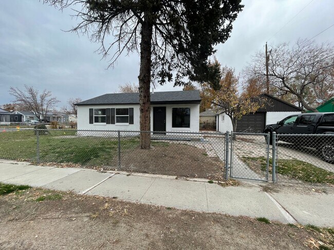 Building Photo - Charming 3 Bed/1 Bath Home!
