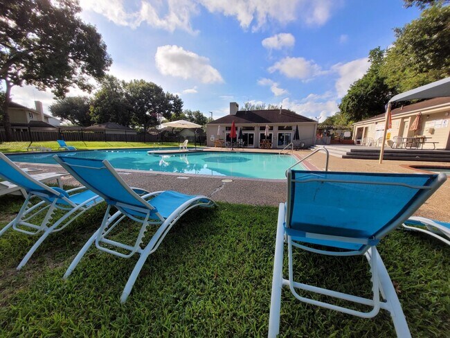 Building Photo - 10930 Bob White Dr