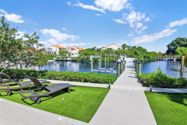 Building Photo - 17026 Bay St