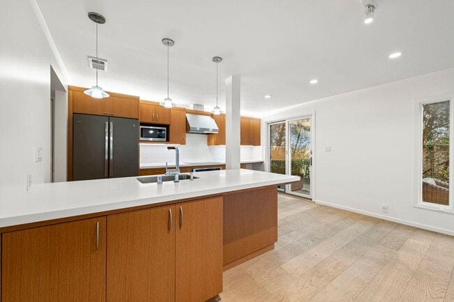 Building Photo - 2121 Laguna St