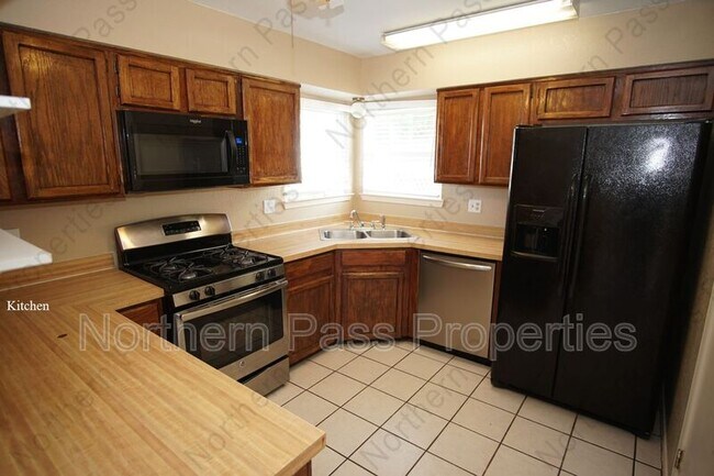 Building Photo - 637 Woodcrest Ln