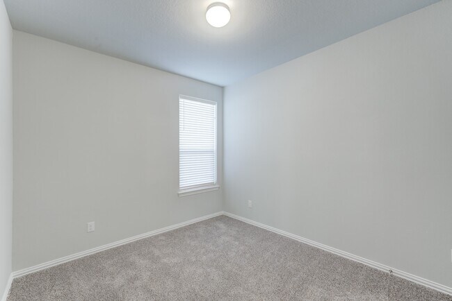 Building Photo - 1225 Red Hills Dr