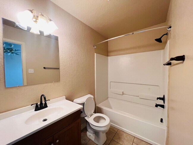 Building Photo - 5105 Flipper Dr