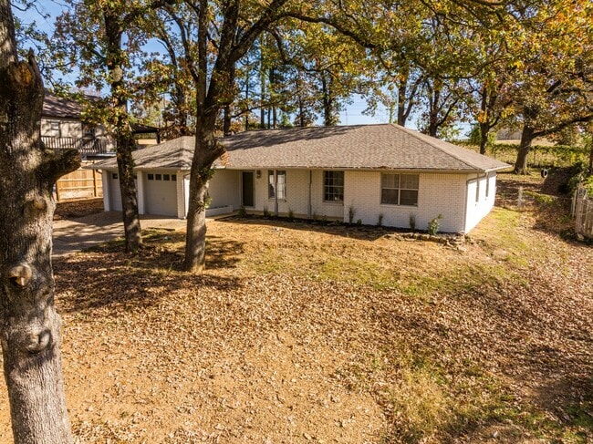 Building Photo - Freshly Updated 3 Bedroom House