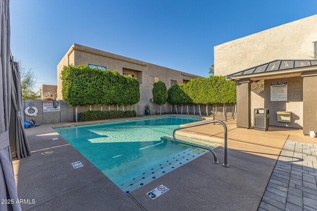 Building Photo - 2315 E Pinchot Ave