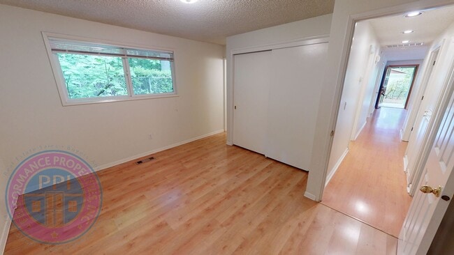 Building Photo - Lake Oswego! Lake Grove Ranch, Beautiful Outdoor Living Space, Park Like Setting!  Single Level R...