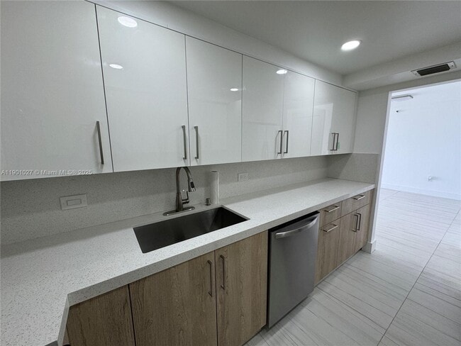 Building Photo - 20505 E Country Club Dr