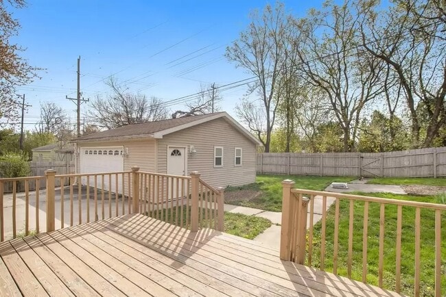 Building Photo - 4980 Ainsley Ave