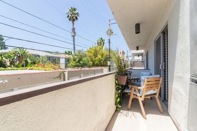 Building Photo - 117 S Doheny Dr