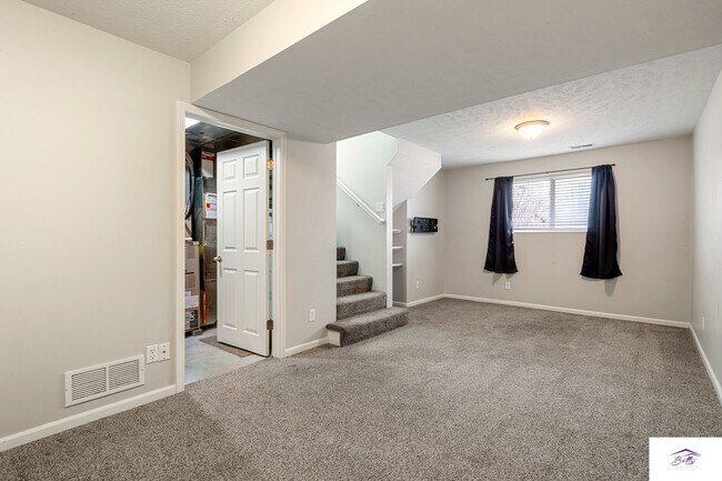 Building Photo - AVAILABLE NOW!