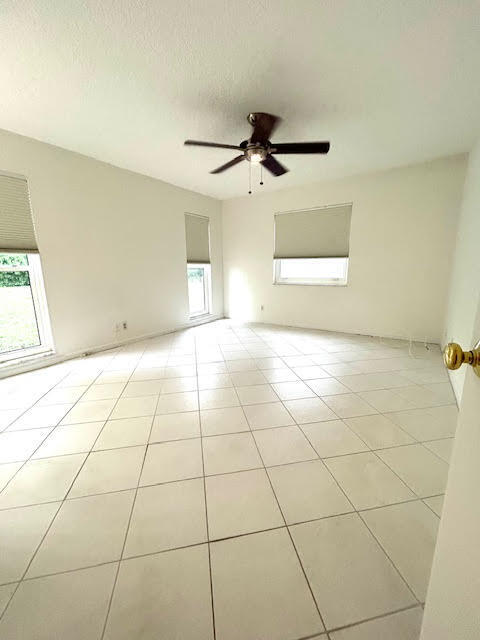 Building Photo - 13886 Vía Flora