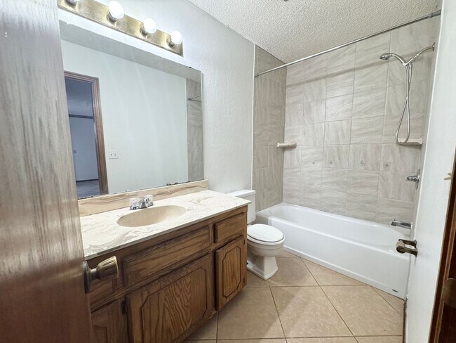 Building Photo - 3 Bed 2 bath!