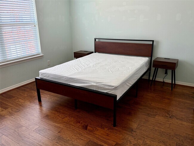 Building Photo - 3410 Skyline Village Dr