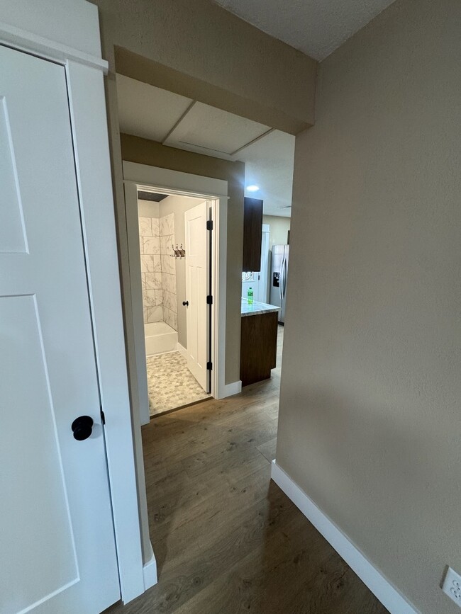 Building Photo - 218 S Oak St