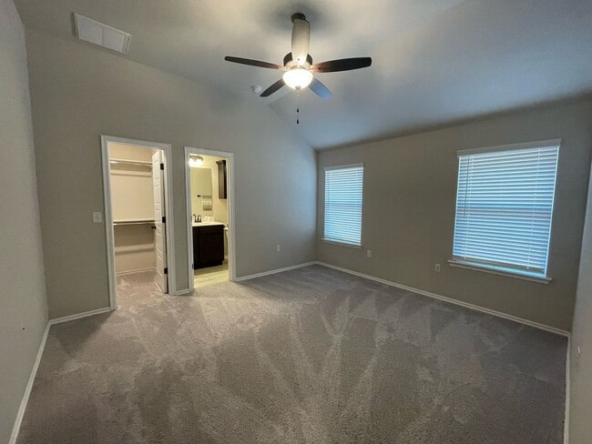 Building Photo - 3 bed Yukon