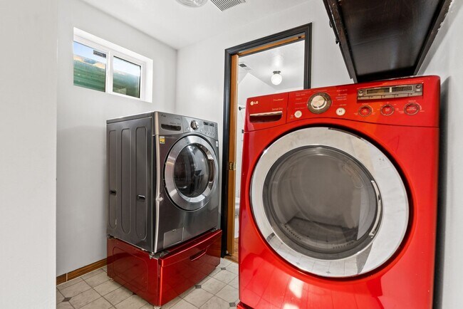 Building Photo - NorthEast Spokane Home - Beautifully Updated