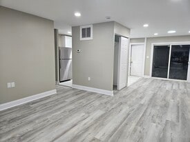Building Photo - 1020 S Park Blvd