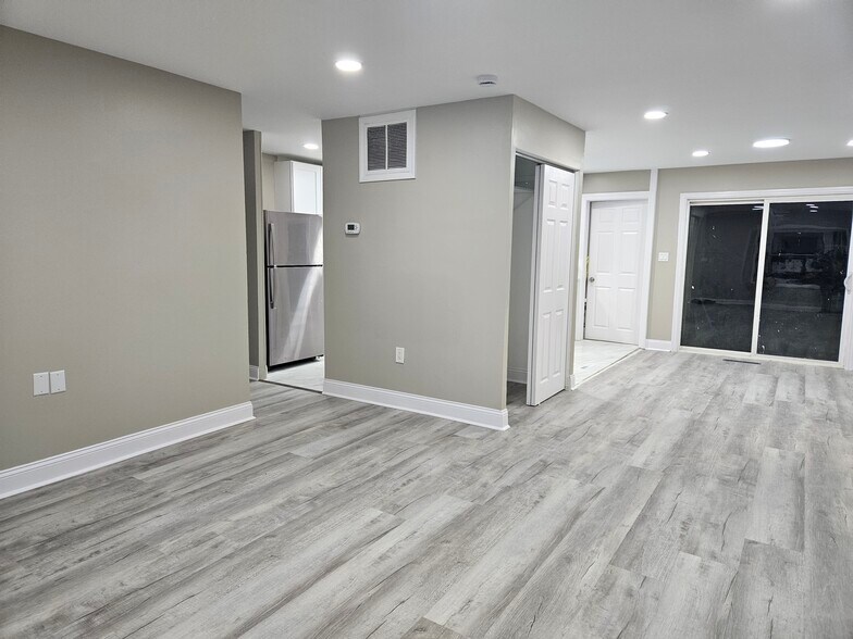 Building Photo - 1020 S Park Blvd