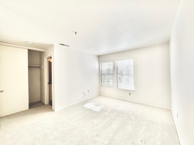 Building Photo - 1123 S Villa Way