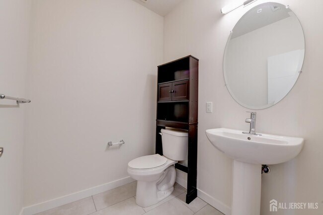 Building Photo - 722 Lorhan Dr