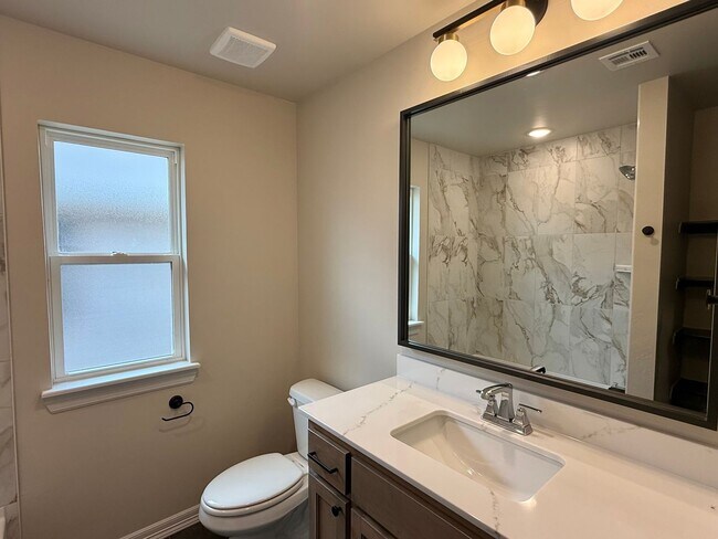 Building Photo - Brand New 3 Bed Home in Edmond with Designer Finishes