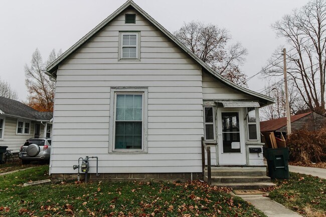 Building Photo - Preleasing for August 2026! 3 Bedroom, 1 bathroom, Pet-Friendly with In-Unit Washer & Dryer!