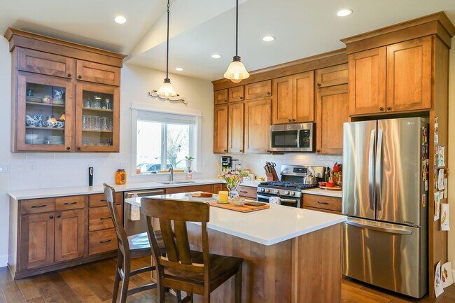 Building Photo - Beautiful Dover Bay Home