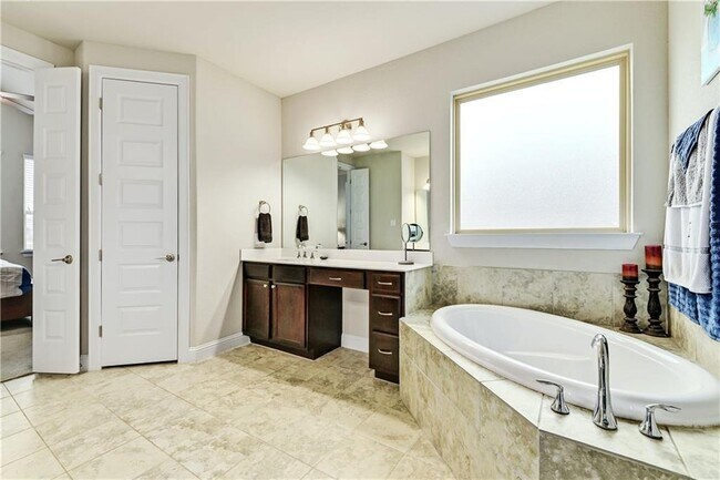 Building Photo - 6825 Leonardo Dr