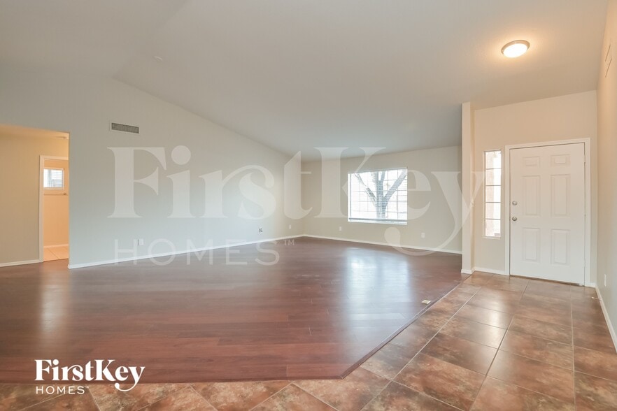 Building Photo - 9550 E Caldwell Dr