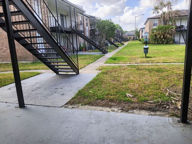 Building Photo - Grove Park Condo