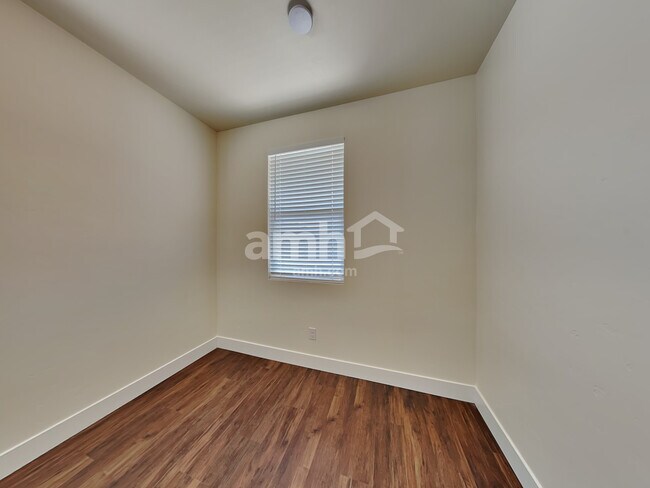 Building Photo - 724 S Retort Ave