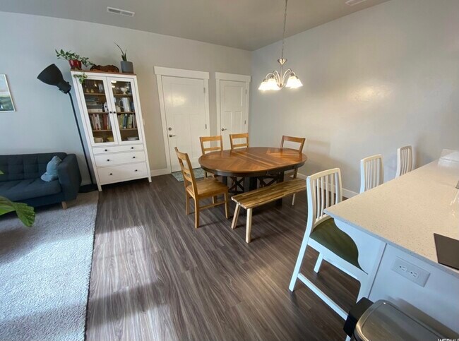 Building Photo - 523 N 310 W