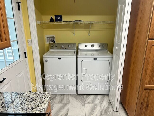 Building Photo - 33 Oak Ln