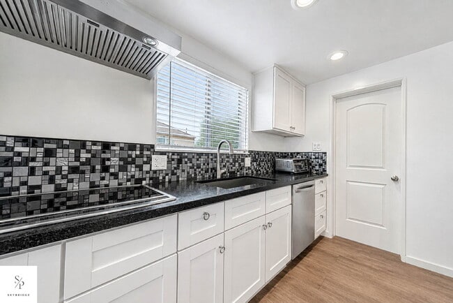 Building Photo - Furnished 5-Bedroom Home Near the 57 & 60 — Ideal for Roommates or Students