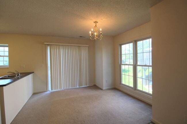 Building Photo - Liberty square end unit townhome for rent!