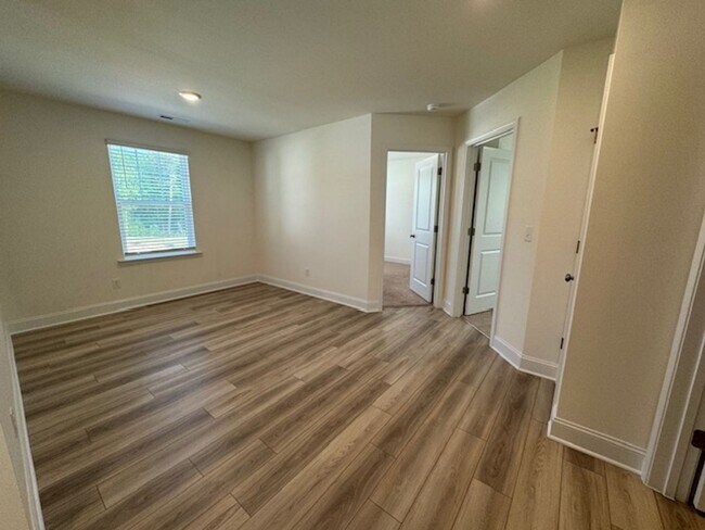 Building Photo - The Grove at Neill's Pointe