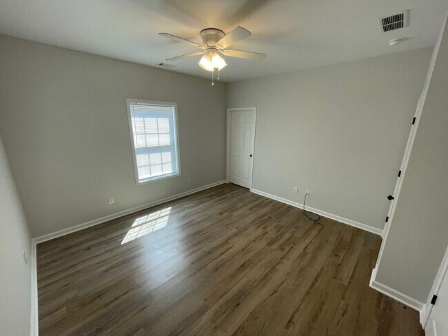 Building Photo - 5 Bed Home Available August 2026!