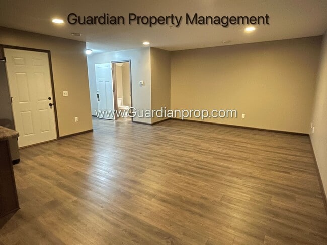 Building Photo - Lakeville, Middle Unit Town Home, 2.5 Bath...