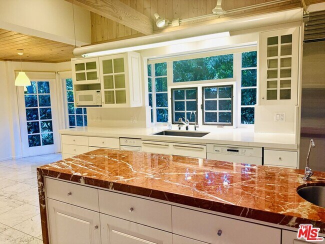 Building Photo - 4031 Hollyline Ave