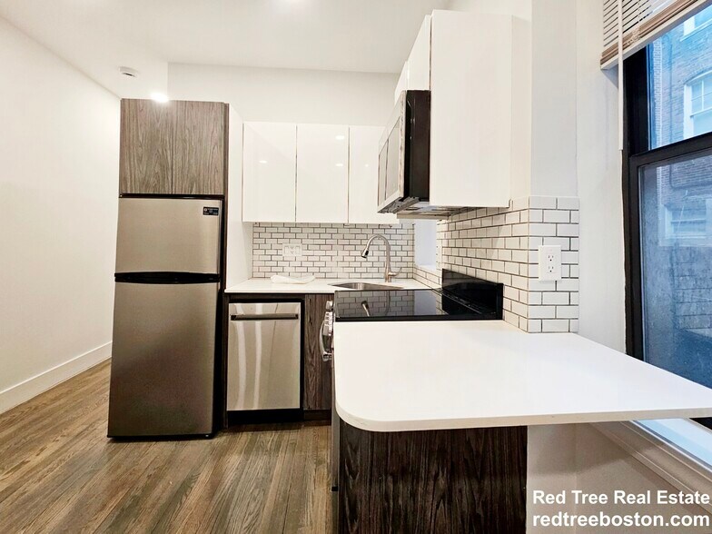 Building Photo - 24 Phillips St