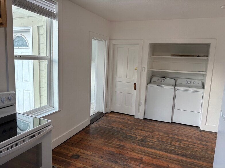 Building Photo - 245 N Main St