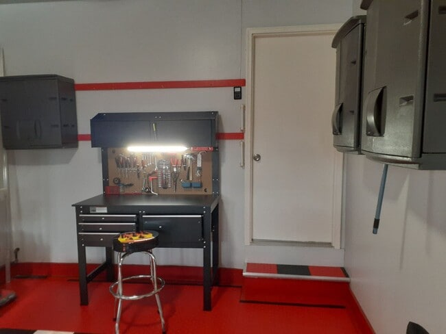 Building Photo - 6240 Weiss St