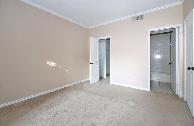 Building Photo - 2025 Augusta Dr