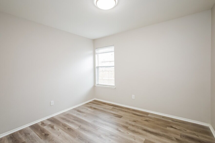 Building Photo - 817 Mackenzi Dr