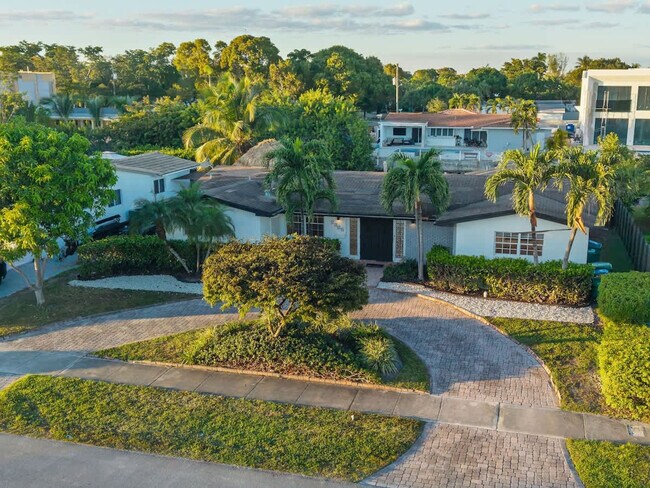 Building Photo - 2365 NE 195th St