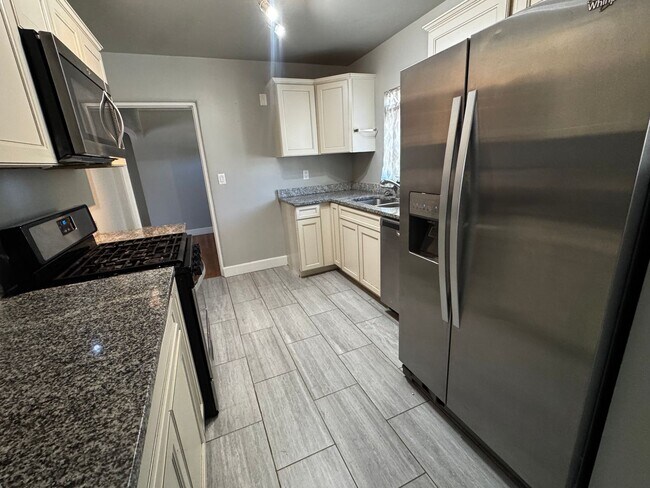 Building Photo - Home near UNM.