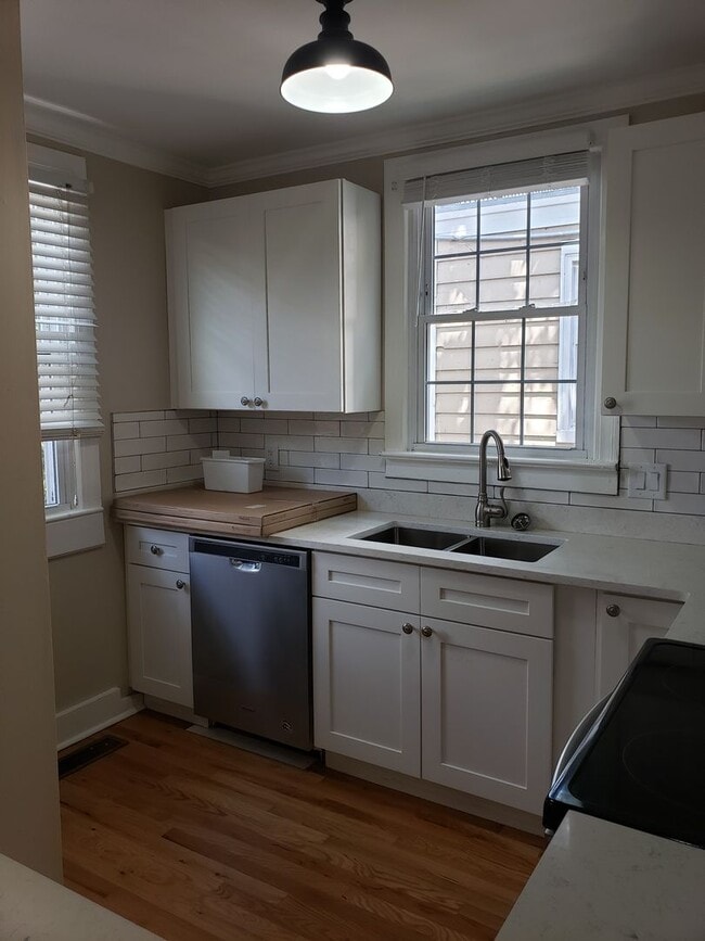 Building Photo - 4 Bedroom - 2 Bath - Great Location