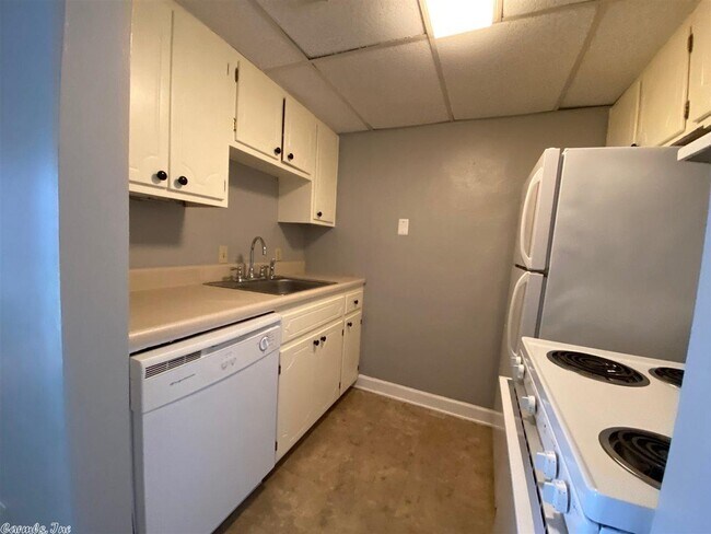 Building Photo - 4501 Hickory Ave